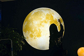 打算出门的人梦到大门牙掉了